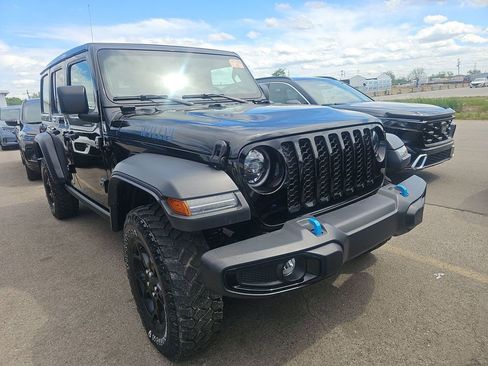 Used 2023 Jeep Wrangler Unlimited w/ Sun & Screen Package AWD/4WD image 3