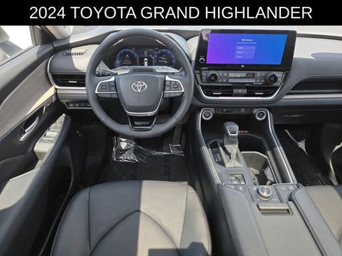 Used 2024 Toyota Grand Highlander AWD image 23