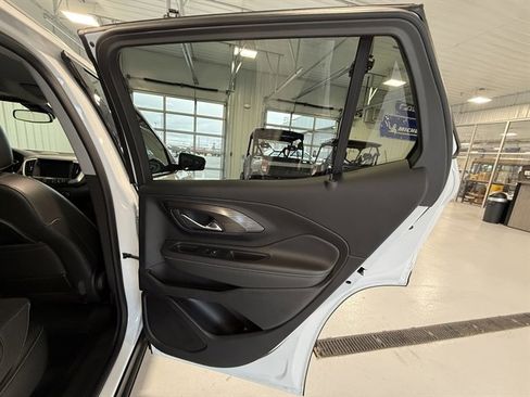 Used 2024 GMC Terrain SLT image 22
