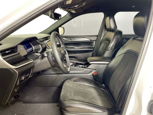 Used 2023 Jeep Grand Cherokee L Laredo image 11