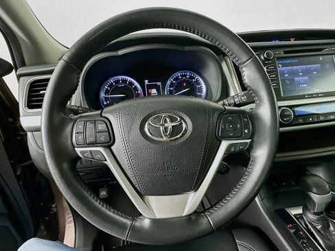 Used 2019 Toyota Highlander XLE AWD/4WD image 11