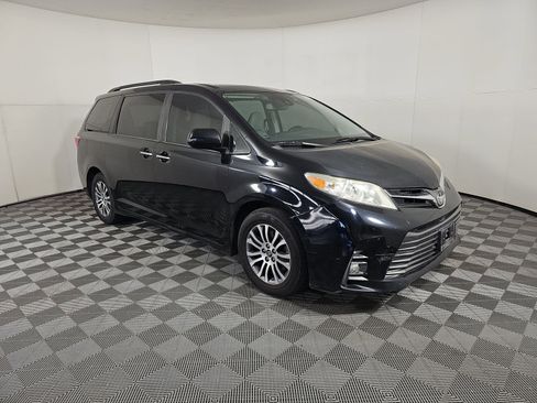 Used 2019 Toyota Sienna XLE image 2