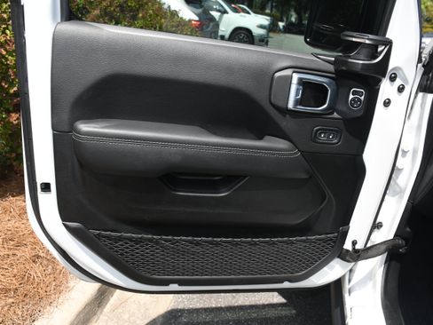 Used 2023 Jeep Wrangler Unlimited Rubicon w/ Cold Weather Group AWD/4WD image 9