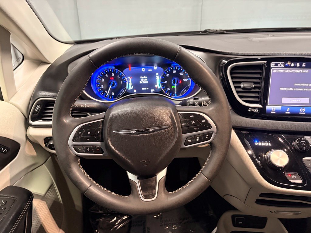 Used 2023 Chrysler Pacifica Touring-L FWD image 20