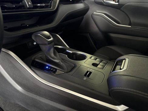 Used 2024 Toyota Highlander XLE image 18