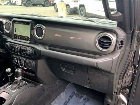 Used 2021 Jeep Wrangler Unlimited Sahara AWD/4WD image 18