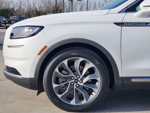 Used 2023 Lincoln Nautilus Reserve image 9