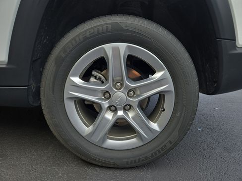 Used 2024 Jeep Compass Latitude image 10