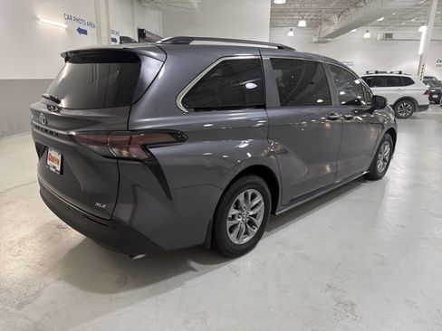 Used 2025 Toyota Sienna XLE w/ XLE Plus Package FWD image 9