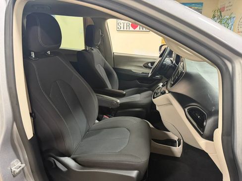 Used 2021 Chrysler Voyager L FWD image 33