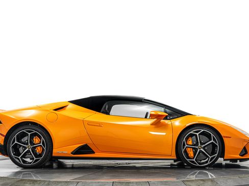 Used 2020 Lamborghini Huracan EVO image 17