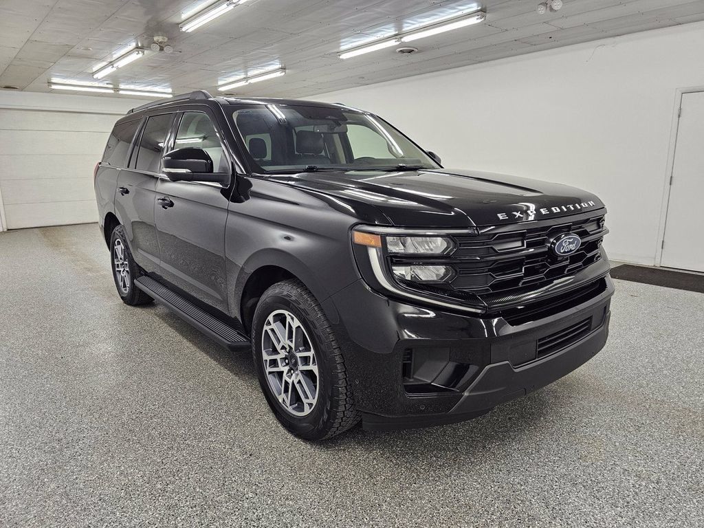 Used 2025 Ford Expedition Active AWD/4WD image 3