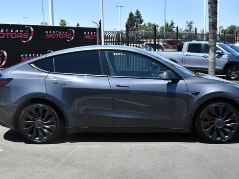 Used 2022 Tesla Model Y Performance AWD/4WD image 9