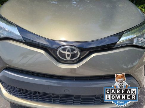 Used 2021 Toyota C-HR XLE FWD image 7
