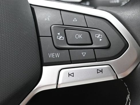 Used 2023 Volkswagen Tiguan SE w/ Panoramic Sunroof Package FWD image 18
