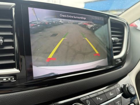 Used 2022 Chrysler Pacifica Touring-L image 18