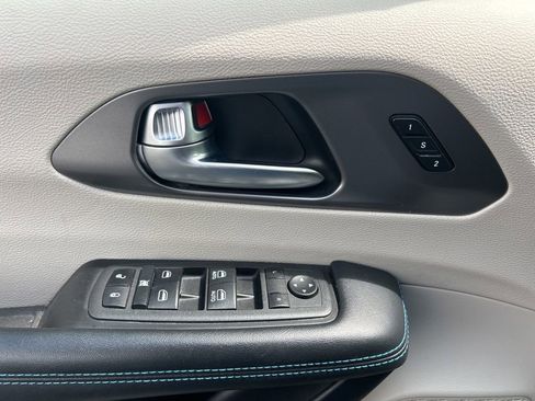 Used 2021 Chrysler Pacifica Touring-L w/ Premium & Safety Sphere Group FWD image 13