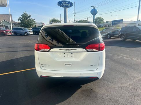 Used 2017 Chrysler Pacifica Limited w/ UConnect Theater Package FWD image 4