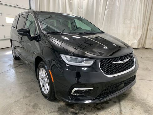 Used 2024 Chrysler Pacifica Touring-L FWD image 2
