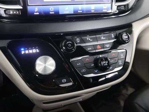 Used 2023 Chrysler Pacifica Touring-L FWD image 45