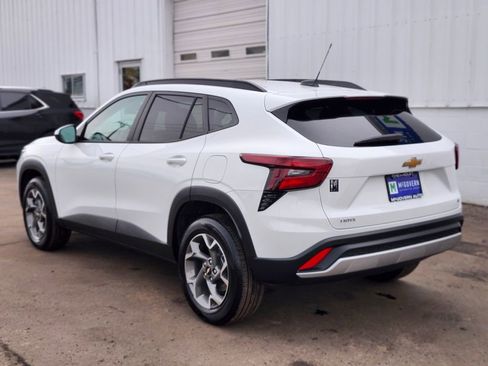 Used 2025 Chevrolet Trax LT w/ Sunroof Package image 3