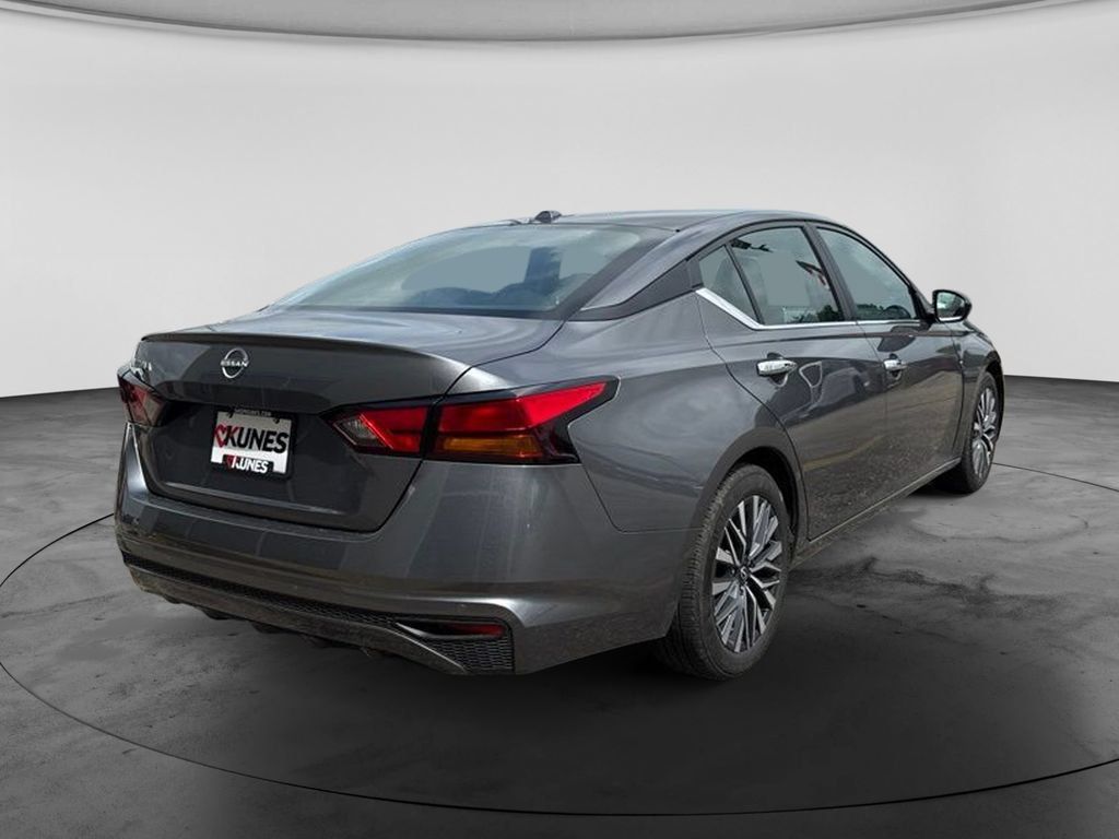 Used 2025 Nissan Altima 2.5 SV FWD image 11