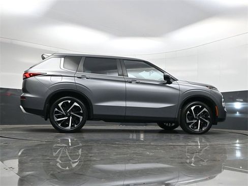 Used 2023 Mitsubishi Outlander SE image 38
