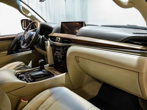 Used 2018 Lexus LX 570 4WD w/ Luxury Package image 17