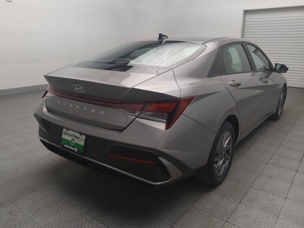 Used 2024 Hyundai Elantra SEL FWD image 9