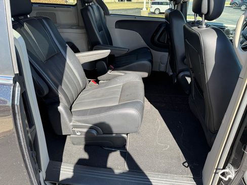 Used 2015 Chrysler Town & Country Touring-L w/ Driver Convenience Group image 25