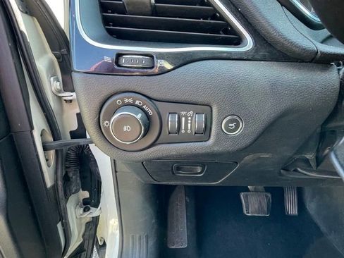 Used 2019 Jeep Cherokee Latitude Plus FWD image 12