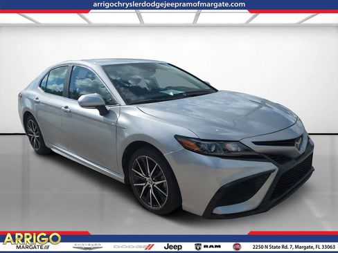 Used 2023 Toyota Camry SE w/ Convenience Package FWD image 1