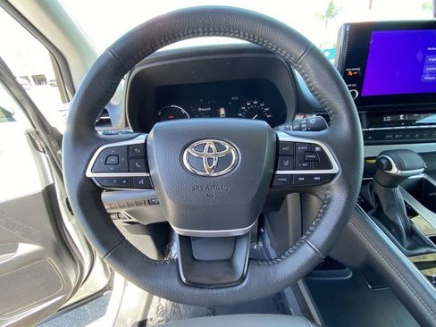Certified 2025 Toyota Sienna XLE FWD image 26