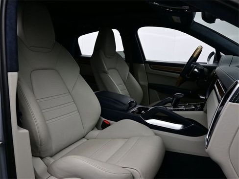 Used 2022 Porsche Cayenne Turbo image 14