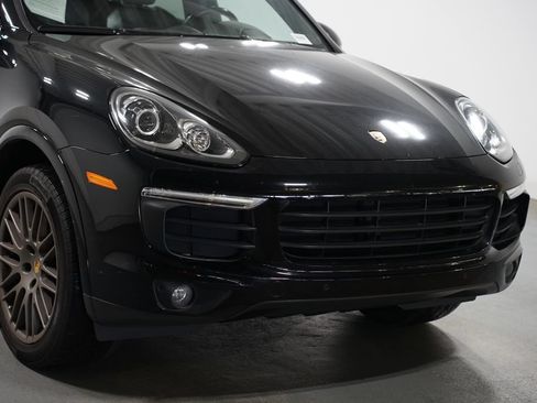Used 2017 Porsche Cayenne AWD/4WD image 4