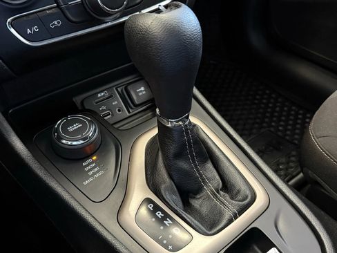 Used 2016 Jeep Cherokee Latitude w/ Cold Weather Group image 18