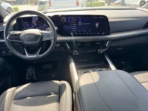 Certified 2025 Chevrolet Suburban Z71 AWD/4WD image 15