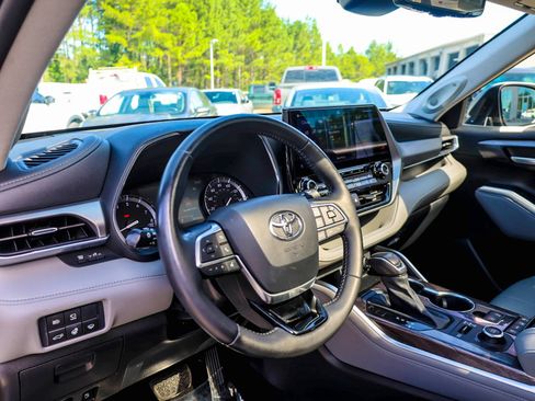 Used 2020 Toyota Highlander Platinum AWD/4WD image 16