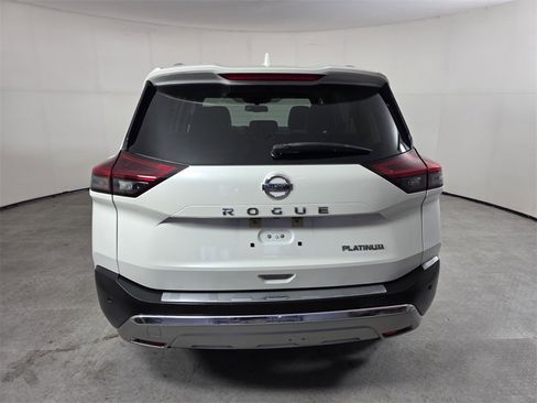 Used 2021 Nissan Rogue Platinum image 5