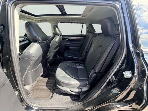 Used 2023 Toyota Highlander Platinum FWD image 28