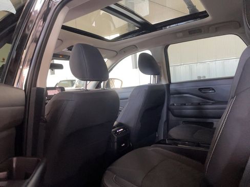 Used 2024 Nissan Pathfinder SV w/ SV Premium Package AWD/4WD image 7