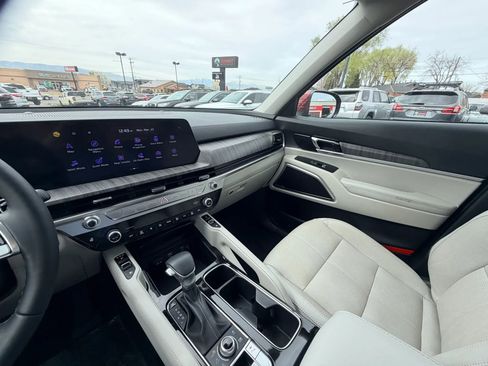 Used 2024 Kia Telluride EX w/ EX Captain's Chair Package image 19