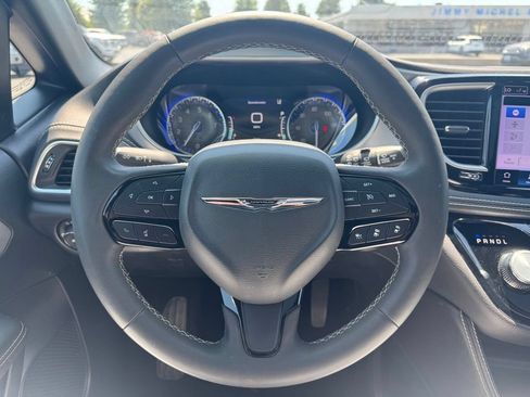 Used 2025 Chrysler Pacifica Limited FWD image 9