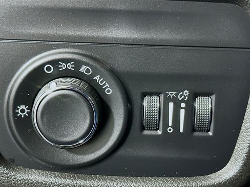 Used 2023 Jeep Grand Cherokee L Laredo image 17