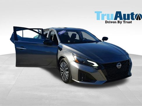 Used 2025 Nissan Altima 2.5 SV FWD image 8
