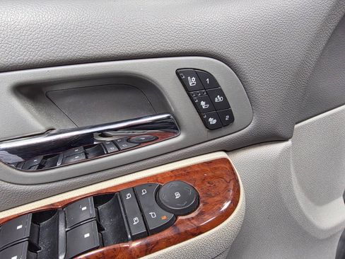 Used 2011 Chevrolet Avalanche LTZ RWD image 17