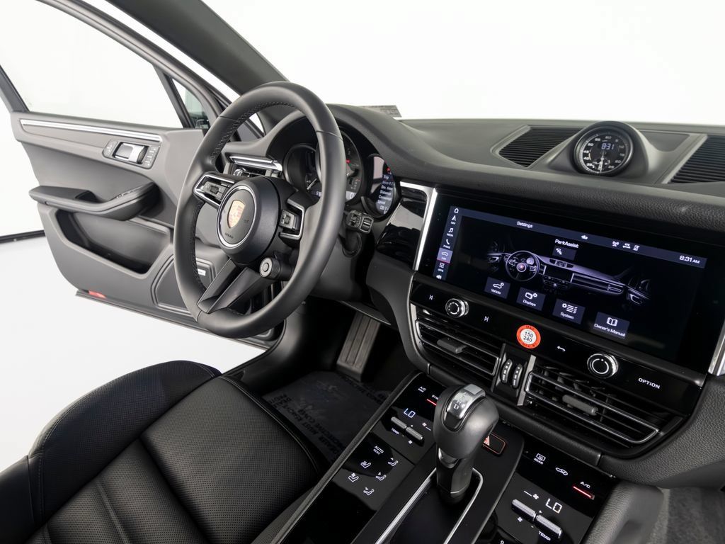 Certified 2026 Porsche Macan AWD/4WD image 35
