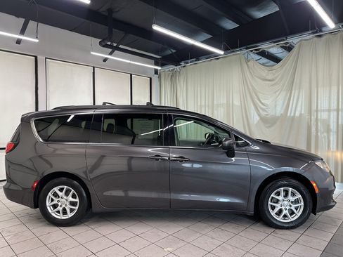 Used 2020 Chrysler Voyager Lxi FWD image 3