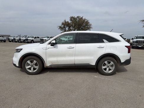 Used 2021 Kia Sorento LX image 2