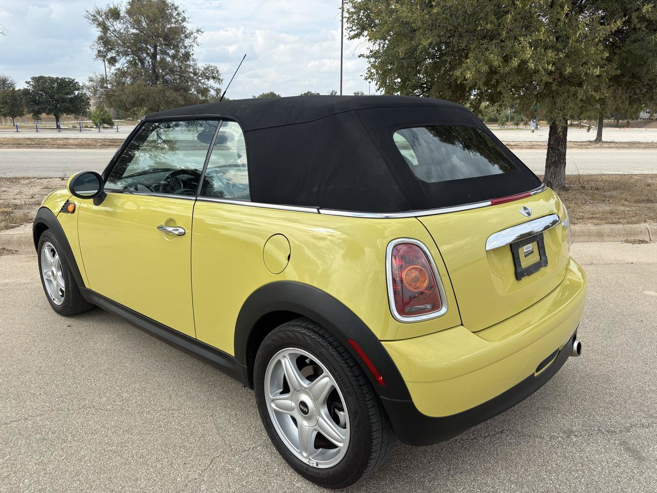 Used 2009 MINI Cooper Convertible FWD image 17